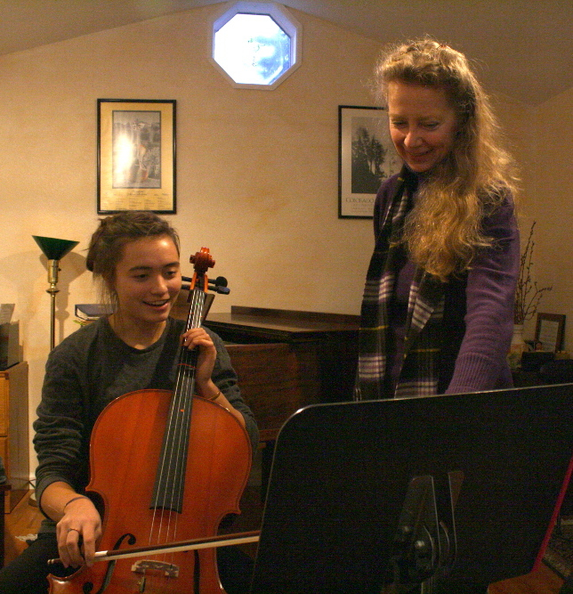 A student taking cello lessons from Kimberlee Hanto in Boulder, Colorado